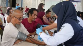KAI Divre II Sumbar menggelar pemeriksaan kesehatan dan pengobatan gratis bagi masyarakat di Stasiun Kampung Jua. (Foto: KAI Divre II Sumbar)
