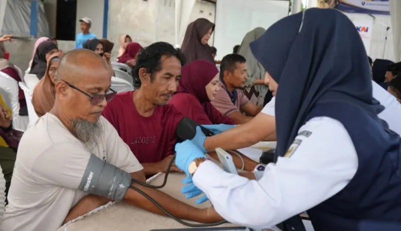 KAI Divre II Sumbar menggelar pemeriksaan kesehatan dan pengobatan gratis bagi masyarakat di Stasiun Kampung Jua. (Foto: KAI Divre II Sumbar)