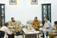 Wali Kota Padang, Fadly Amran menggelar pertemuan dengan Kepala UPTD PPD di Padang, Defrizal di Kediaman Resmi Wali Kota, Selasa (20/10/2026). (Foto: Pemko Padang)