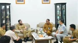 Wali Kota Padang, Fadly Amran menggelar pertemuan dengan Kepala UPTD PPD di Padang, Defrizal di Kediaman Resmi Wali Kota, Selasa (20/10/2026). (Foto: Pemko Padang)