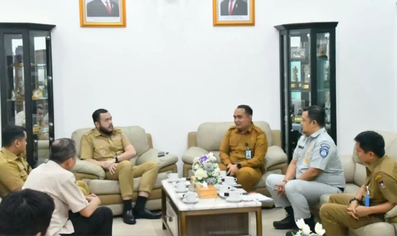Wali Kota Padang, Fadly Amran menggelar pertemuan dengan Kepala UPTD PPD di Padang, Defrizal di Kediaman Resmi Wali Kota, Selasa (20/10/2026). (Foto: Pemko Padang)