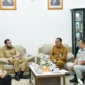Wali Kota Padang, Fadly Amran menggelar pertemuan dengan Kepala UPTD PPD di Padang, Defrizal di Kediaman Resmi Wali Kota, Selasa (20/10/2026). (Foto: Pemko Padang)