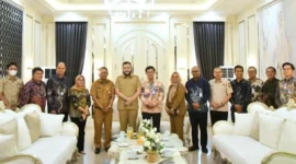 Wali Kota Padang, Fadly Amran menerima kunjungan SVP Institutional Group BRI Kantor Pusat, Edi Setiawan di Kediaman Resmi Wali Kota, Selasa (20/10/2026). (Foto: Pemko Padang)