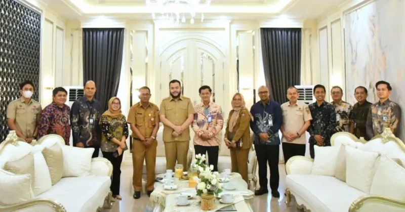 Wali Kota Padang, Fadly Amran menerima kunjungan SVP Institutional Group BRI Kantor Pusat, Edi Setiawan di Kediaman Resmi Wali Kota, Selasa (20/10/2026). (Foto: Pemko Padang)