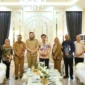 Wali Kota Padang, Fadly Amran menerima kunjungan SVP Institutional Group BRI Kantor Pusat, Edi Setiawan di Kediaman Resmi Wali Kota, Selasa (20/10/2026). (Foto: Pemko Padang)