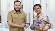 Wali Kota Padang Fadly Amran menggelar pertemuan dengan SVP Institutional Group BRI Kantor Pusat Edi Setiawan dan Regional Funding & Transaction Banking di Rumad Dinas Wali Kota, Selasa (20/10/2026). (Foto: Pemko Padang)