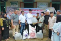 Gubernur Sumbar, Mahyeldi Ansharullah menyerahkan bantuan 52 ribu bibit ikan di kawasan Padang Belimbing, Nagari Koto Sani, Kecamatan X Koto Singkarak, Kabupaten Solok, Jumat (9/10/2026). (Foto: Adpsb)