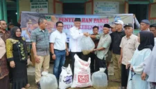 Gubernur Sumbar, Mahyeldi Ansharullah menyerahkan bantuan 52 ribu bibit ikan di kawasan Padang Belimbing, Nagari Koto Sani, Kecamatan X Koto Singkarak, Kabupaten Solok, Jumat (9/10/2026). (Foto: Adpsb)