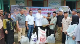 Gubernur Sumbar, Mahyeldi Ansharullah menyerahkan bantuan 52 ribu bibit ikan di kawasan Padang Belimbing, Nagari Koto Sani, Kecamatan X Koto Singkarak, Kabupaten Solok, Jumat (9/10/2026). (Foto: Adpsb)