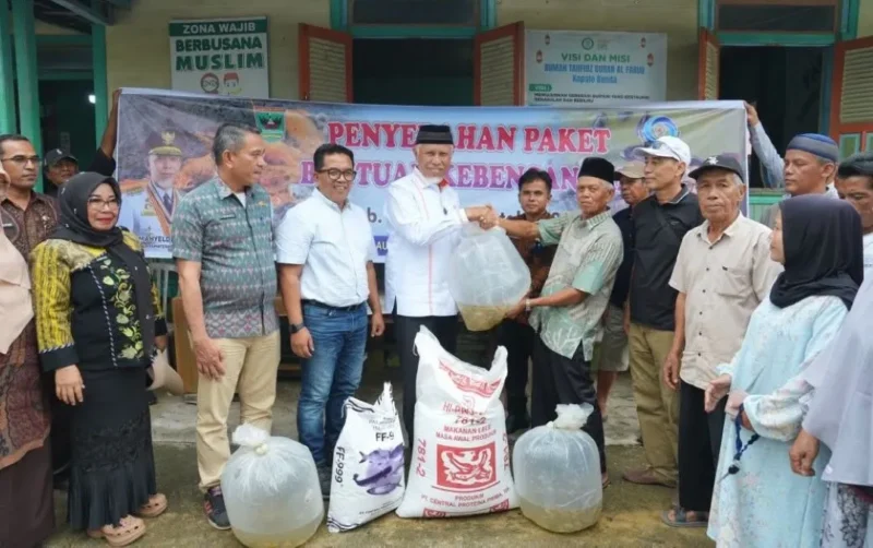 Gubernur Sumbar, Mahyeldi Ansharullah menyerahkan bantuan 52 ribu bibit ikan di kawasan Padang Belimbing, Nagari Koto Sani, Kecamatan X Koto Singkarak, Kabupaten Solok, Jumat (9/10/2026). (Foto: Adpsb)
