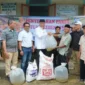 Gubernur Sumbar, Mahyeldi Ansharullah menyerahkan bantuan 52 ribu bibit ikan di kawasan Padang Belimbing, Nagari Koto Sani, Kecamatan X Koto Singkarak, Kabupaten Solok, Jumat (9/10/2026). (Foto: Adpsb)