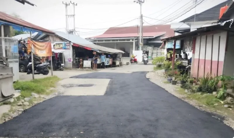 Dinas PUPR Padang melakukan penambalan di Jalan Kampung Jao Dalam, Kecamatan Padang Barat, Rabu (28/10/2026). (Foto: Pemko Padang)