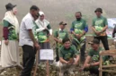 Pemkab Pasbar menanam bibit tanaman produktif di Bukik Batang Tinggam, Nagari Sinuruik, Kecamatan Talamau, Rabu (14/10).  (Foto: Diskominfo Pasbar)