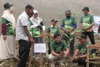 Pemkab Pasbar menanam bibit tanaman produktif di Bukik Batang Tinggam, Nagari Sinuruik, Kecamatan Talamau, Rabu (14/10). (Foto: Diskominfo Pasbar)