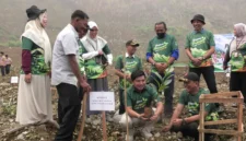 Pemkab Pasbar menanam bibit tanaman produktif di Bukik Batang Tinggam, Nagari Sinuruik, Kecamatan Talamau, Rabu (14/10).  (Foto: Diskominfo Pasbar)