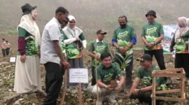 Pemkab Pasbar menanam bibit tanaman produktif di Bukik Batang Tinggam, Nagari Sinuruik, Kecamatan Talamau, Rabu (14/10).  (Foto: Diskominfo Pasbar)
