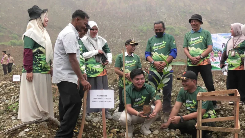 Pemkab Pasbar menanam bibit tanaman produktif di Bukik Batang Tinggam, Nagari Sinuruik, Kecamatan Talamau, Rabu (14/10).  (Foto: Diskominfo Pasbar)