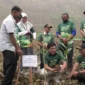 Pemkab Pasbar menanam bibit tanaman produktif di Bukik Batang Tinggam, Nagari Sinuruik, Kecamatan Talamau, Rabu (14/10).  (Foto: Diskominfo Pasbar)