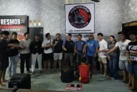 Tim Resmob Ditreskrimum Polda Sumbar mengamankan seorang pria yang diduga sebagai mucikari di kawasan Purus II, Kecamatan Padang Barat, Kota Padang, Jumat (23/10/2026). (Foto: Polda Sumbar)