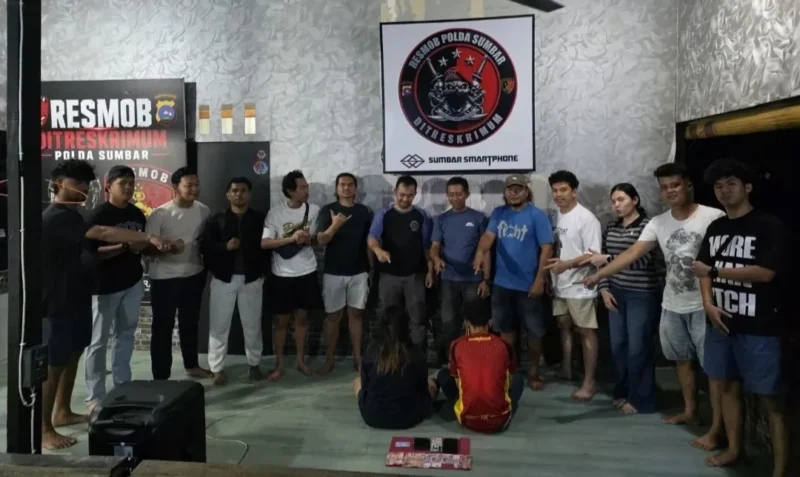 Tim Resmob Ditreskrimum Polda Sumbar mengamankan seorang pria yang diduga sebagai mucikari di kawasan Purus II, Kecamatan Padang Barat, Kota Padang, Jumat (23/10/2026). (Foto: Polda Sumbar)