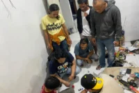 Tim Satresnarkoba Polres Dharmasraya mengamankan terduga pelaku beserta barang bukti sabu dan lainnya. (Foto: Ist)