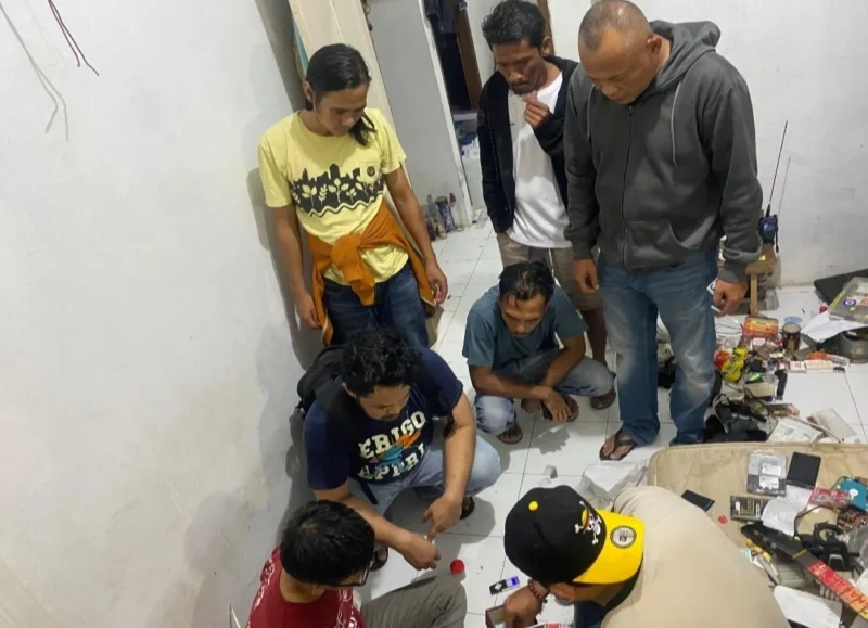 Tim Satresnarkoba Polres Dharmasraya mengamankan terduga pelaku beserta barang bukti sabu dan lainnya. (Foto: Ist)