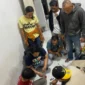 Tim Satresnarkoba Polres Dharmasraya mengamankan terduga pelaku beserta barang bukti sabu dan lainnya. (Foto: Ist)