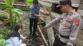 Anggota kepolisian mendatangi lokasi yang disatroni maling di Kecamatan Batang Anai, Padang Pariaman. (Foto: Ist)