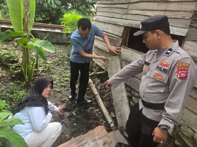 Anggota kepolisian mendatangi lokasi yang disatroni maling di Kecamatan Batang Anai, Padang Pariaman. (Foto: Ist)