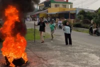 Warga sekitar memprotes pembakaran ban oleh pendemo di depan Rutan Padang, Senin (19/10/2026). (Foto: Ist)