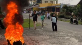 Warga sekitar memprotes pembakaran ban oleh pendemo di depan Rutan Padang, Senin (19/10/2026). (Foto: Ist)
