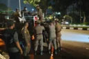 Petugas Satpol PP Padang mengamankan lapak PKL yang melanggar Perda saat patroli Trantibum di Jalan Khatib Sulaiman, Rabu (28/10/2026). (Foto: Humas Satpol PP Padang)