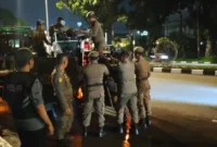 Petugas Satpol PP Padang mengamankan lapak PKL yang melanggar Perda saat patroli Trantibum di Jalan Khatib Sulaiman, Rabu (28/10/2026). (Foto: Humas Satpol PP Padang)