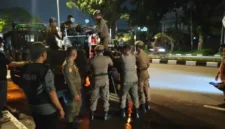 Petugas Satpol PP Padang mengamankan lapak PKL yang melanggar Perda saat patroli Trantibum di Jalan Khatib Sulaiman, Rabu (28/10/2026). (Foto: Humas Satpol PP Padang)