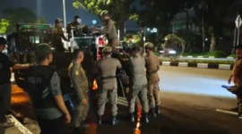 Petugas Satpol PP Padang mengamankan lapak PKL yang melanggar Perda saat patroli Trantibum di Jalan Khatib Sulaiman, Rabu (28/10/2026). (Foto: Humas Satpol PP Padang)