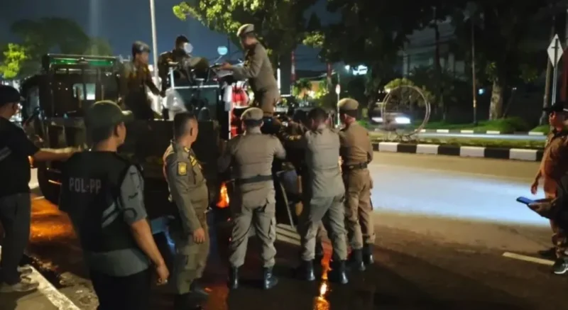 Petugas Satpol PP Padang mengamankan lapak PKL yang melanggar Perda saat patroli Trantibum di Jalan Khatib Sulaiman, Rabu (28/10/2026). (Foto: Humas Satpol PP Padang)