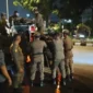 Petugas Satpol PP Padang mengamankan lapak PKL yang melanggar Perda saat patroli Trantibum di Jalan Khatib Sulaiman, Rabu (28/10/2026). (Foto: Humas Satpol PP Padang)