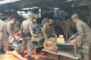 Personel Satpol PP Padang saat membongkar lapak PKL di Jalan Sandang Pangan Pasar Raya Padang, Rabu (21/10/2026). (Foto: Satpol PP Padang)