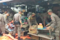 Personel Satpol PP Padang saat membongkar lapak PKL di Jalan Sandang Pangan Pasar Raya Padang, Rabu (21/10/2026). (Foto: Satpol PP Padang)