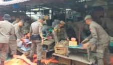 Personel Satpol PP Padang saat membongkar lapak PKL di Jalan Sandang Pangan Pasar Raya Padang, Rabu (21/10/2026). (Foto: Satpol PP Padang)