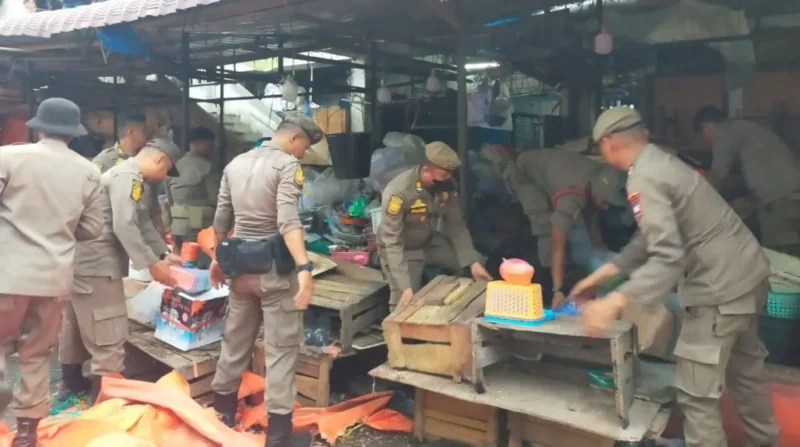 Personel Satpol PP Padang saat membongkar lapak PKL di Jalan Sandang Pangan Pasar Raya Padang, Rabu (21/10/2026). (Foto: Satpol PP Padang)
