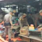 Personel Satpol PP Padang saat membongkar lapak PKL di Jalan Sandang Pangan Pasar Raya Padang, Rabu (21/10/2026). (Foto: Satpol PP Padang)