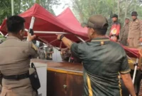 Satpol PP Padang mensterilkan area dalam portal GOR H Agus Salim dari aktivitas PKL selama 8–14 Oktober. (Foto: Humas Satpol PP Padang)