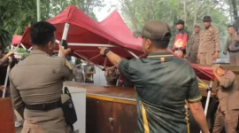 Satpol PP Padang mensterilkan area dalam portal GOR H Agus Salim dari aktivitas PKL selama 8–14 Oktober. (Foto: Humas Satpol PP Padang)