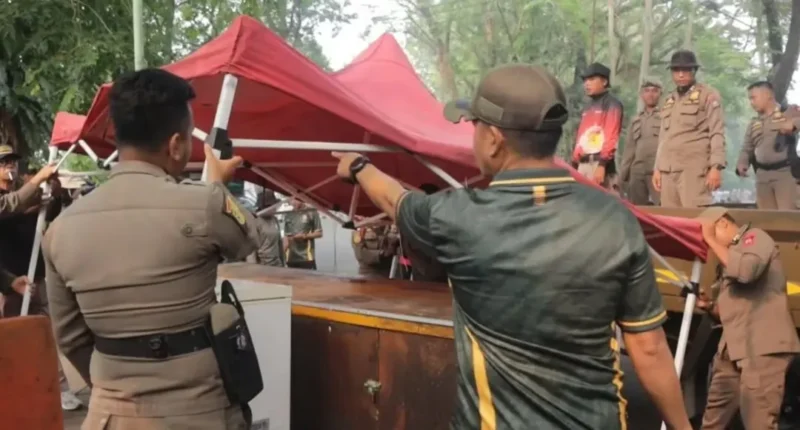 Satpol PP Padang mensterilkan area dalam portal GOR H Agus Salim dari aktivitas PKL selama 8–14 Oktober. (Foto: Humas Satpol PP Padang)