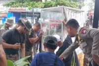 Petugas Satpol PP Padang menertibkan lapak PKL yang memakai fasilitas umum untuk berjualan, Selasa (27/10/2026). (Foto: Humas Satpol PP Padang)
