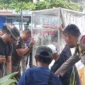 Petugas Satpol PP Padang menertibkan lapak PKL yang memakai fasilitas umum untuk berjualan, Selasa (27/10/2026). (Foto: Humas Satpol PP Padang)