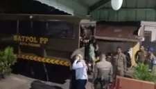 Petugas Satpol PP Padang mengamankan sejumlah wanita saat menggelar patroli malam di kawasan tempat hiburan dan ruang publik di Kota Padang, Sabtu (17/10/2026). (Foto: Humas Satpol PP Padang)