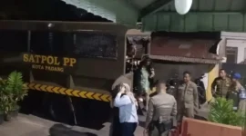 Petugas Satpol PP Padang mengamankan sejumlah wanita saat menggelar patroli malam di kawasan tempat hiburan dan ruang publik di Kota Padang, Sabtu (17/10/2026). (Foto: Humas Satpol PP Padang)