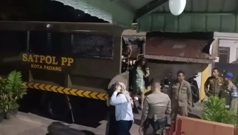 Petugas Satpol PP Padang mengamankan sejumlah wanita saat menggelar patroli malam di kawasan tempat hiburan dan ruang publik di Kota Padang, Sabtu (17/10/2026). (Foto: Humas Satpol PP Padang)